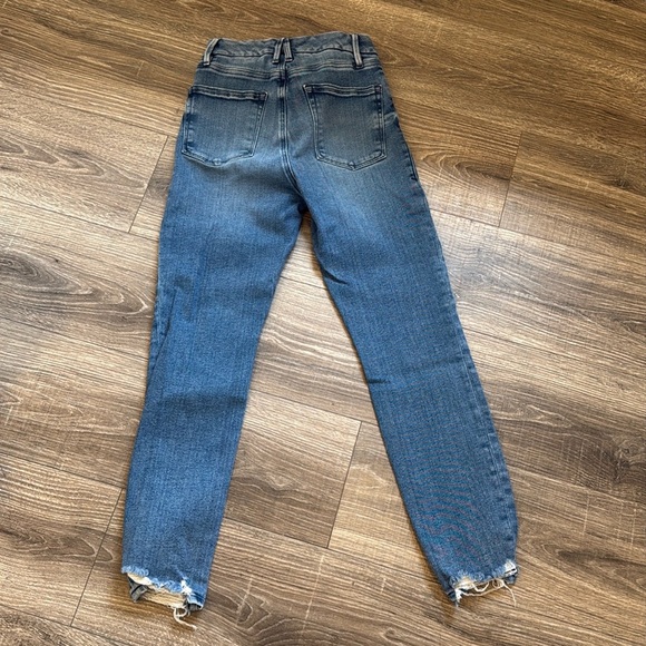 Good American Classic Blue Denim Jeans with raw hem (4/27) - Picture 4 of 4